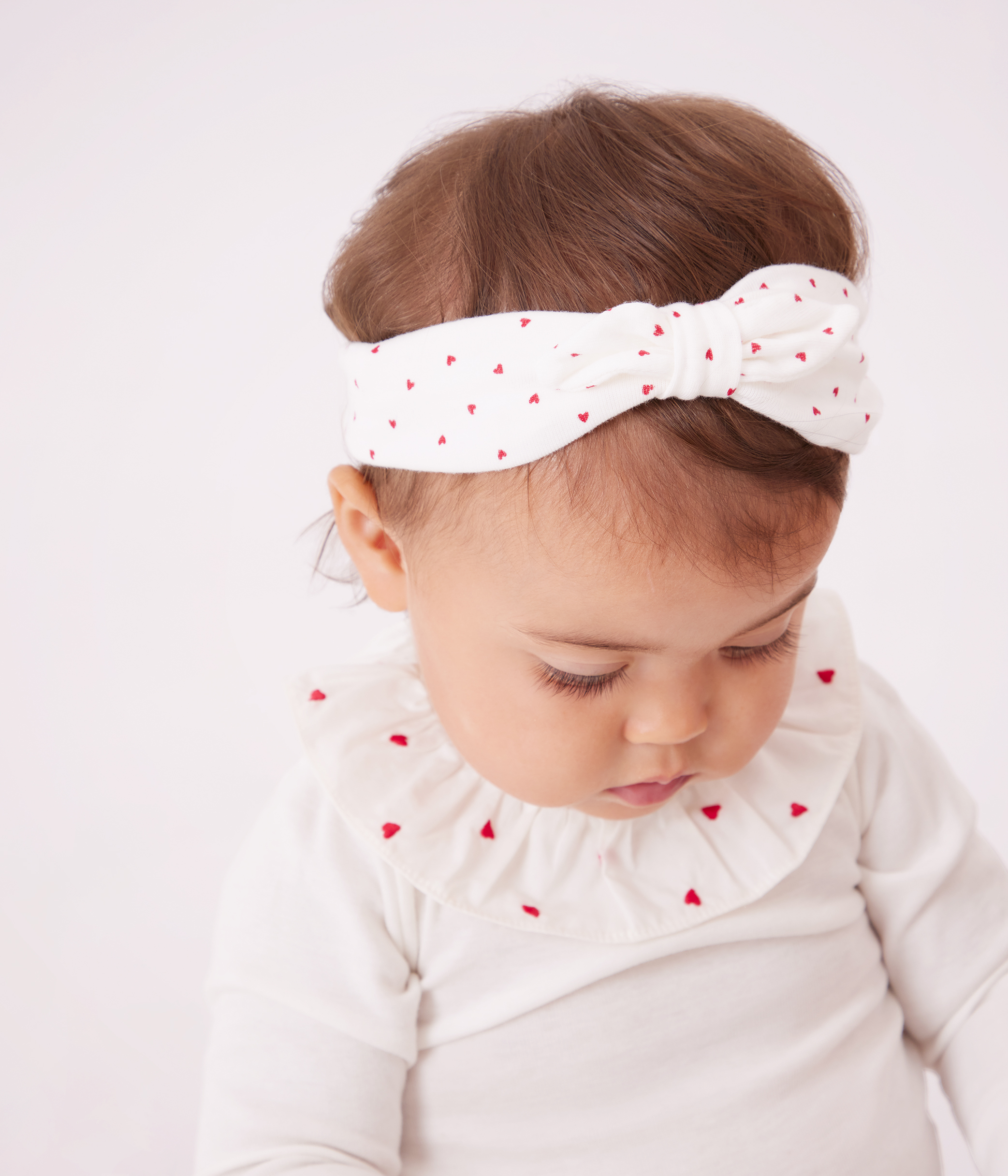 Babies' plain cotton body with an embroidered collar