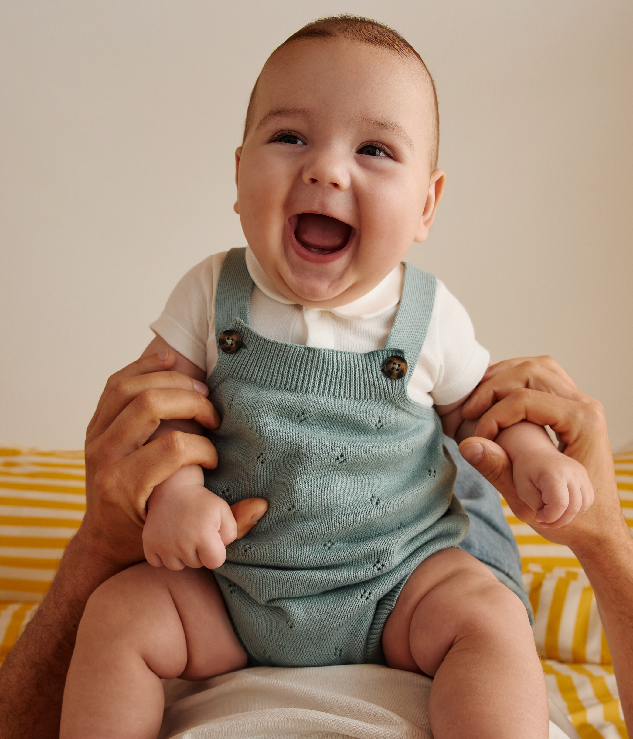 Babies' rompers with straps in a fancy knit stitch