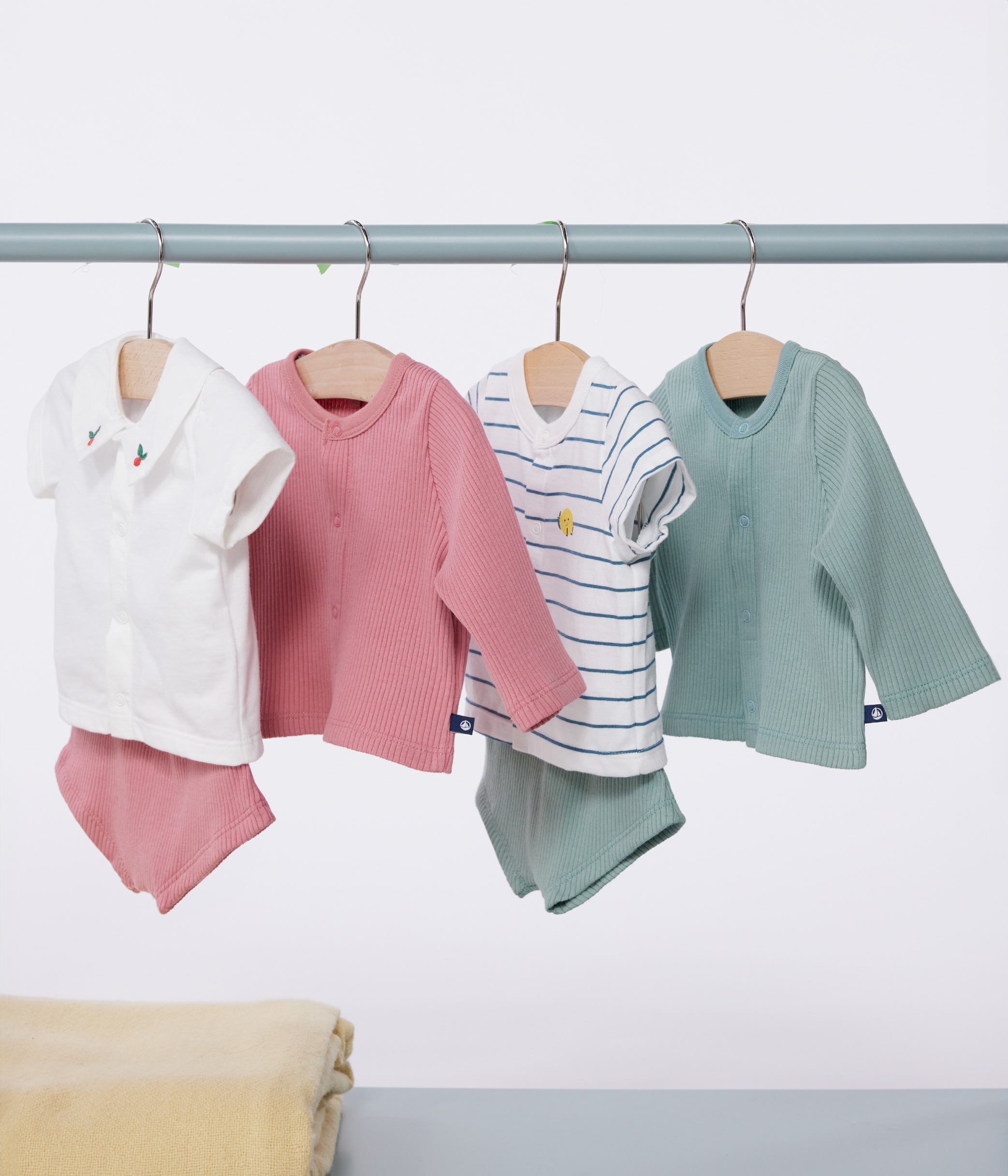 Three-piece newborn set in cotton, including a stripy lemon T-shirt