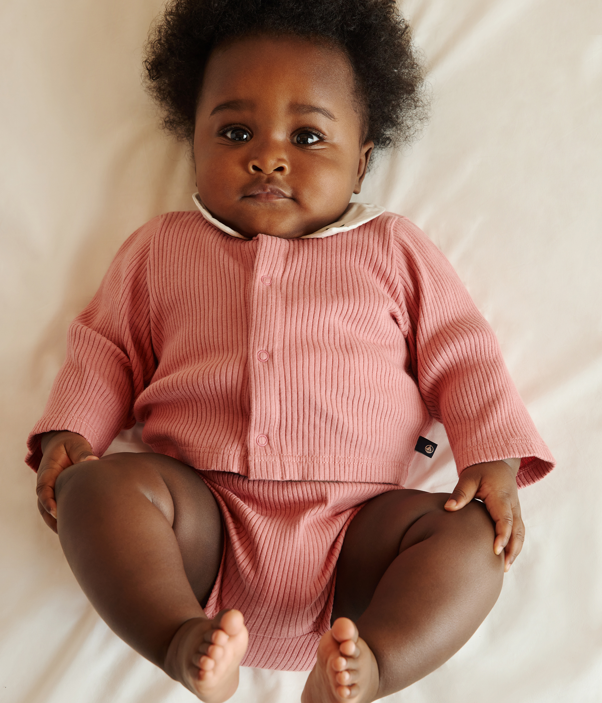 Three-piece newborn set in cotton, and the t-shirt has an embroidered collar