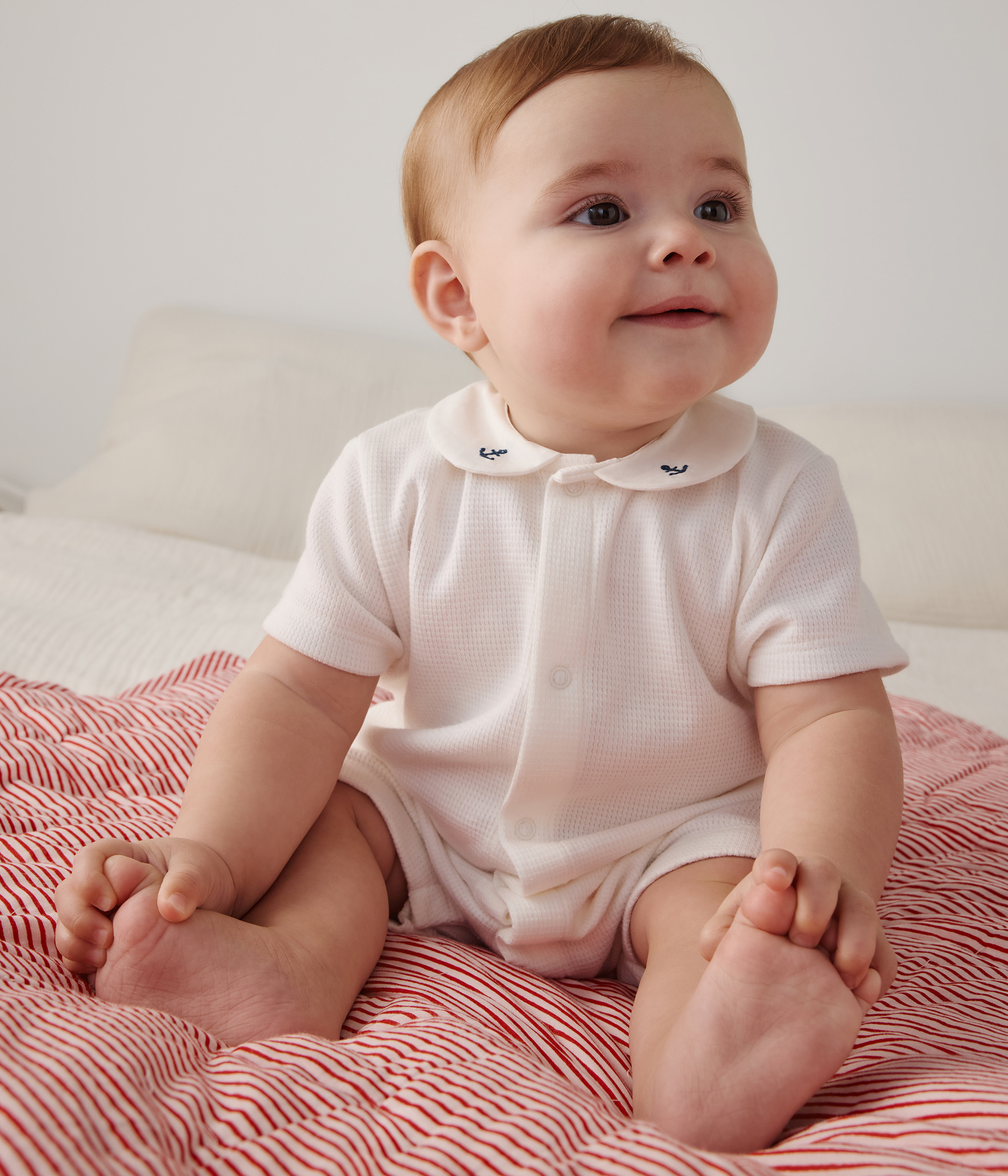 Babies' short cotton playsuit with an embroidered Peter Pan collar