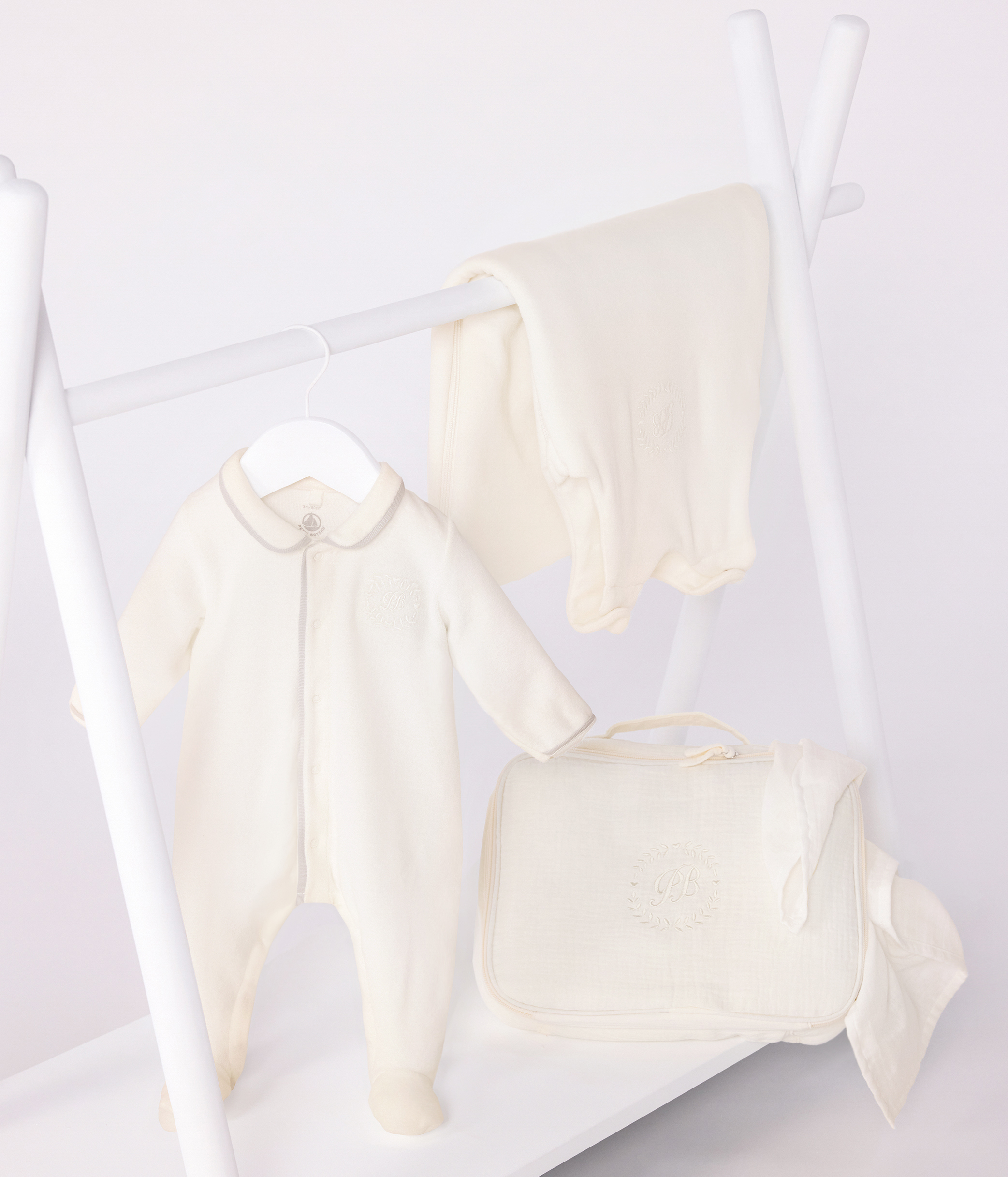 Newborn babies' suitcase gift in cotton