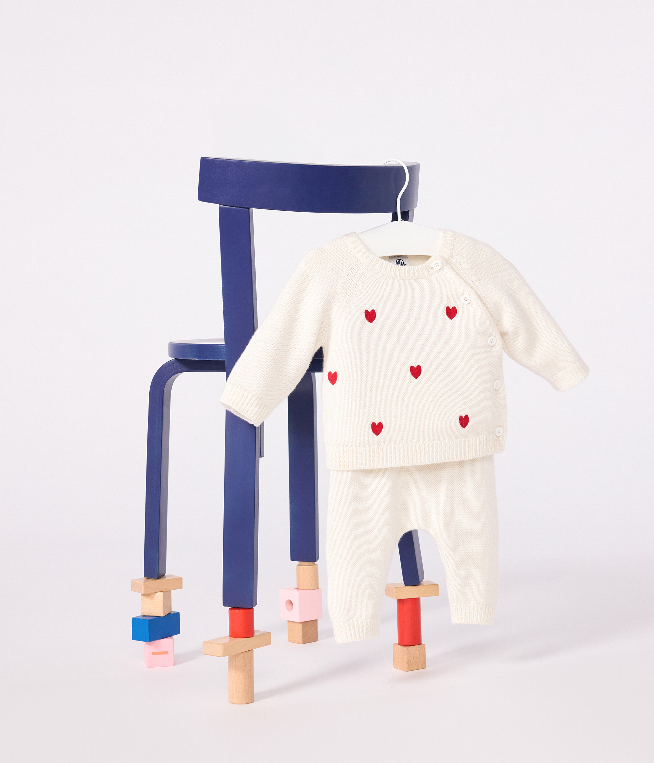 Babies' two-piece knitted outfit with embroidered hearts