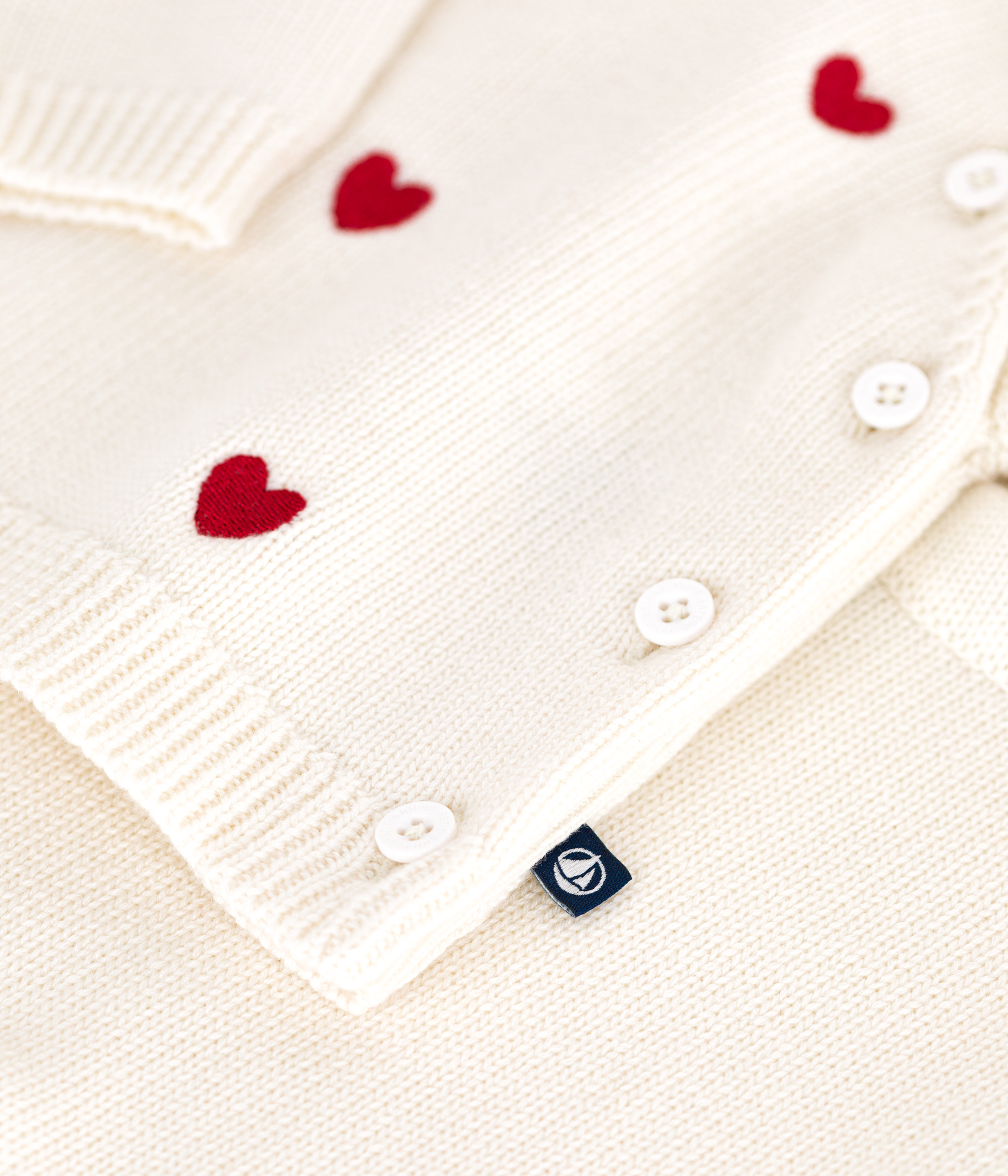Babies' two-piece knitted outfit with embroidered hearts