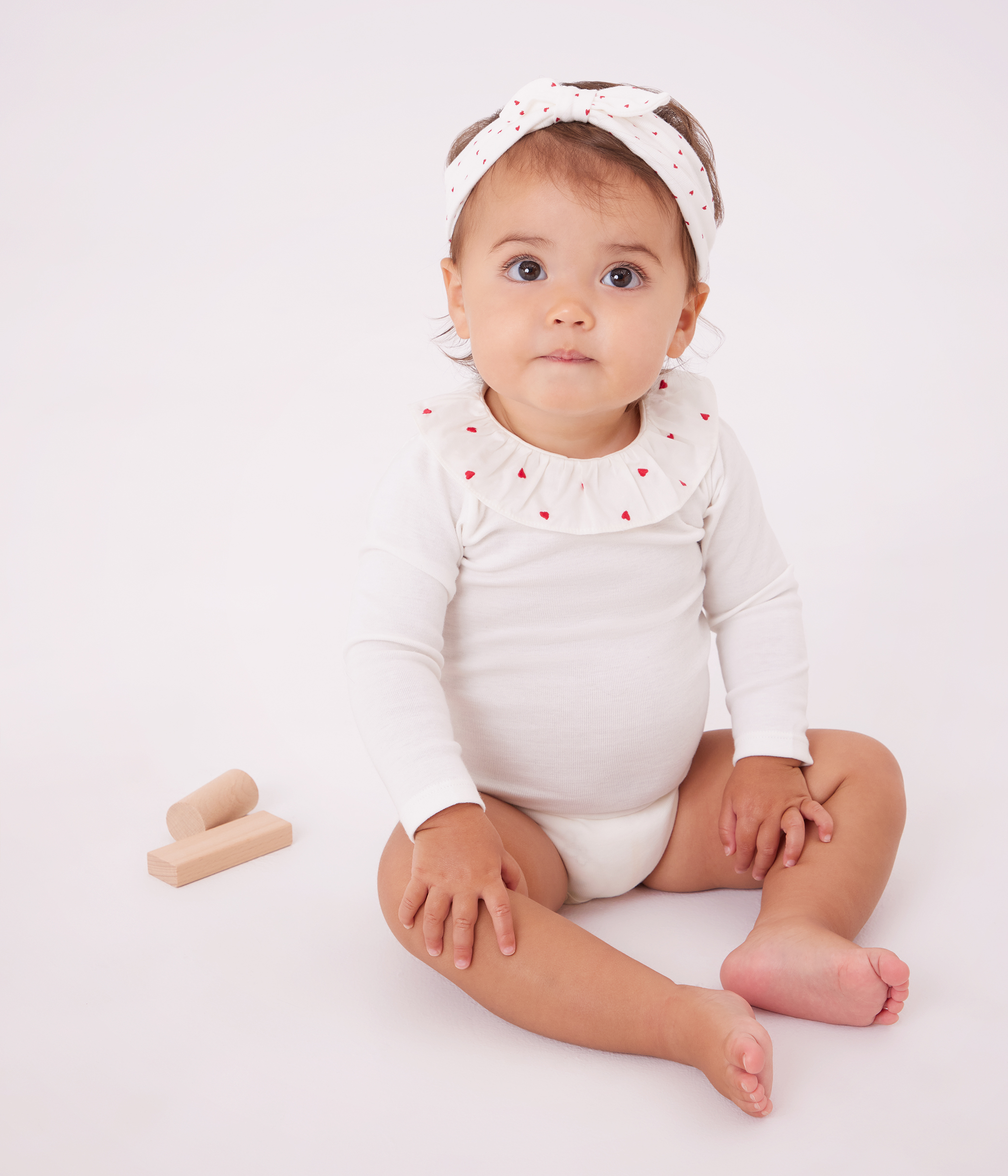 Babies' plain cotton body with an embroidered collar