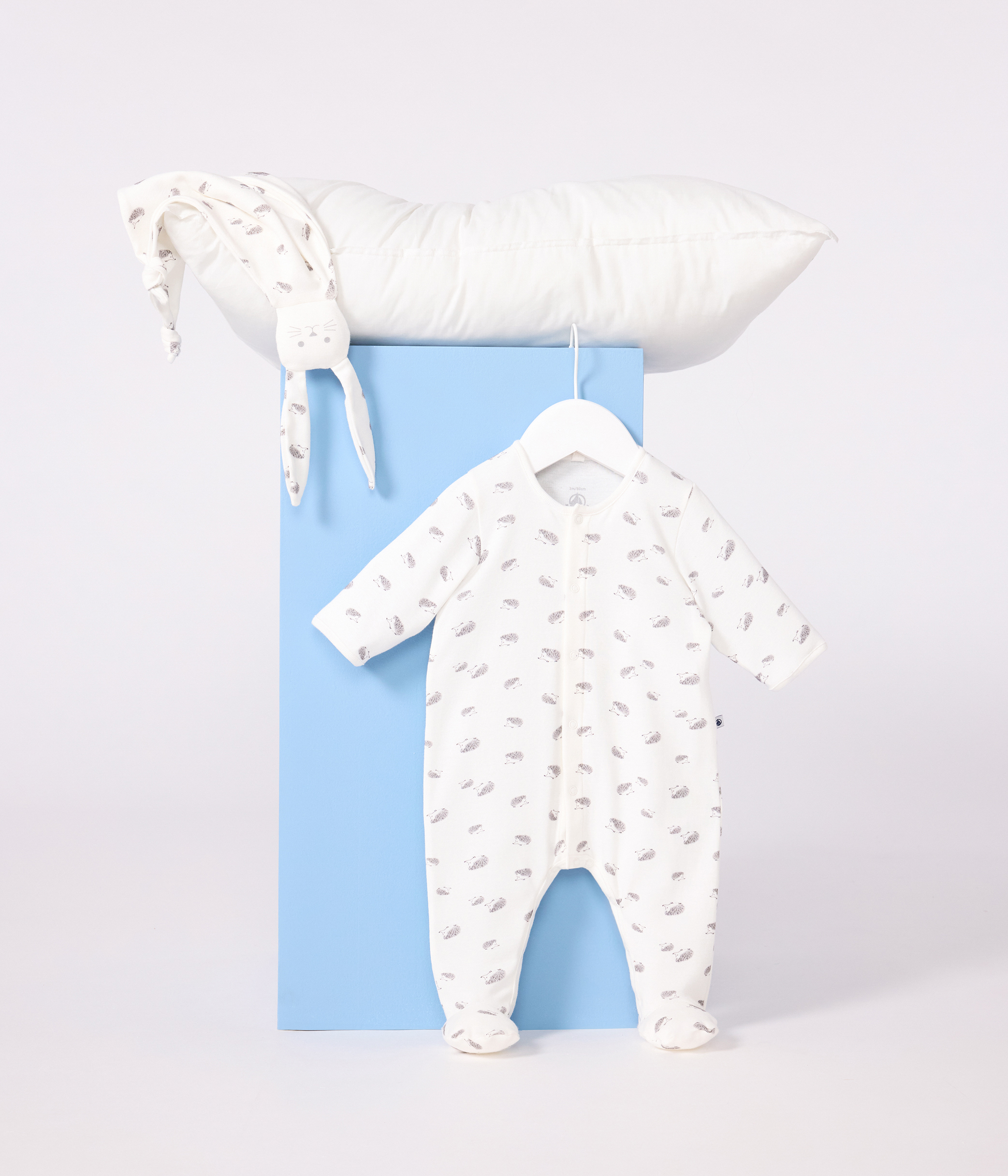 Newborn babies' printed cotton gift set