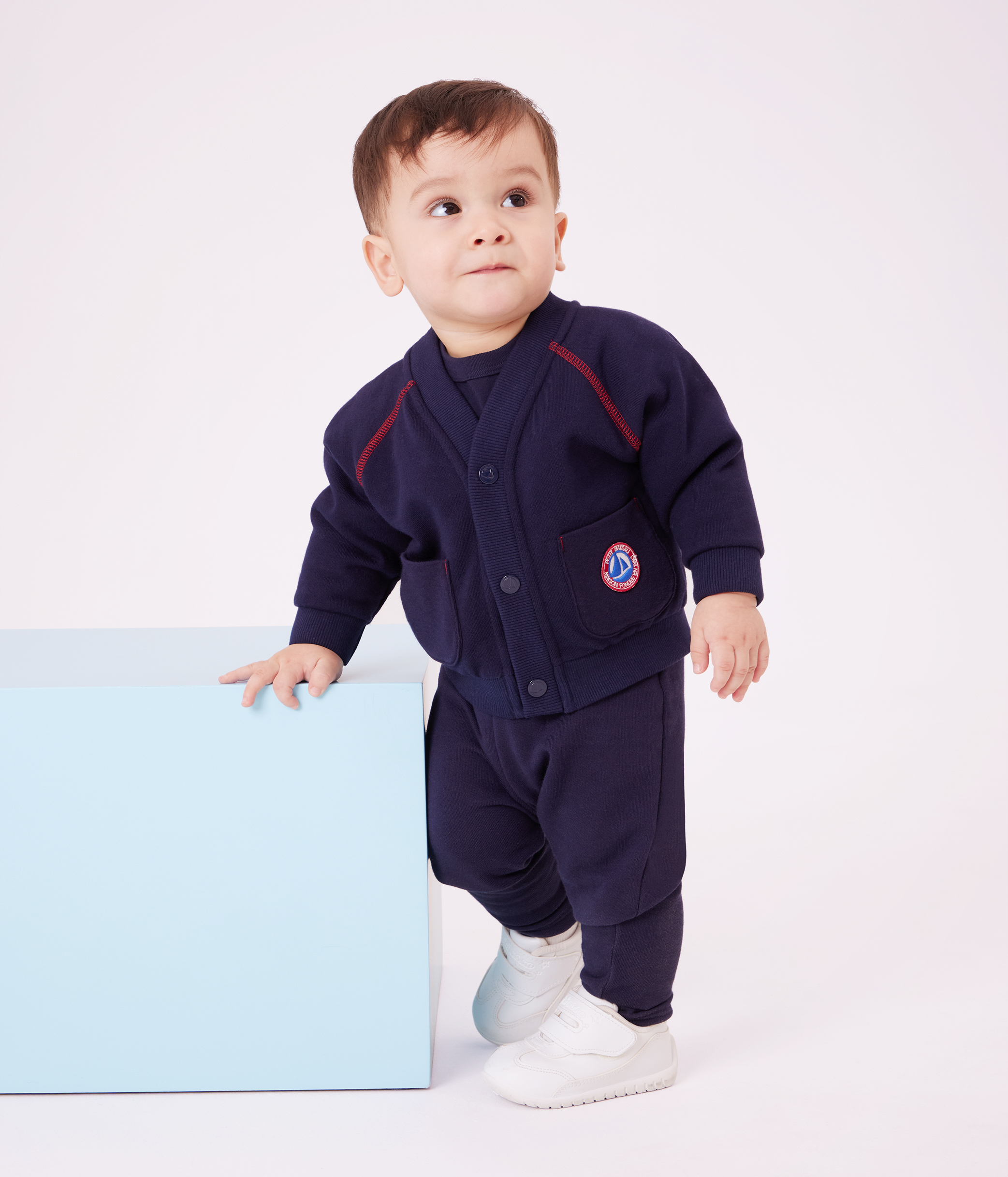 Babies' cardigan in plain cotton with contrasting stitching