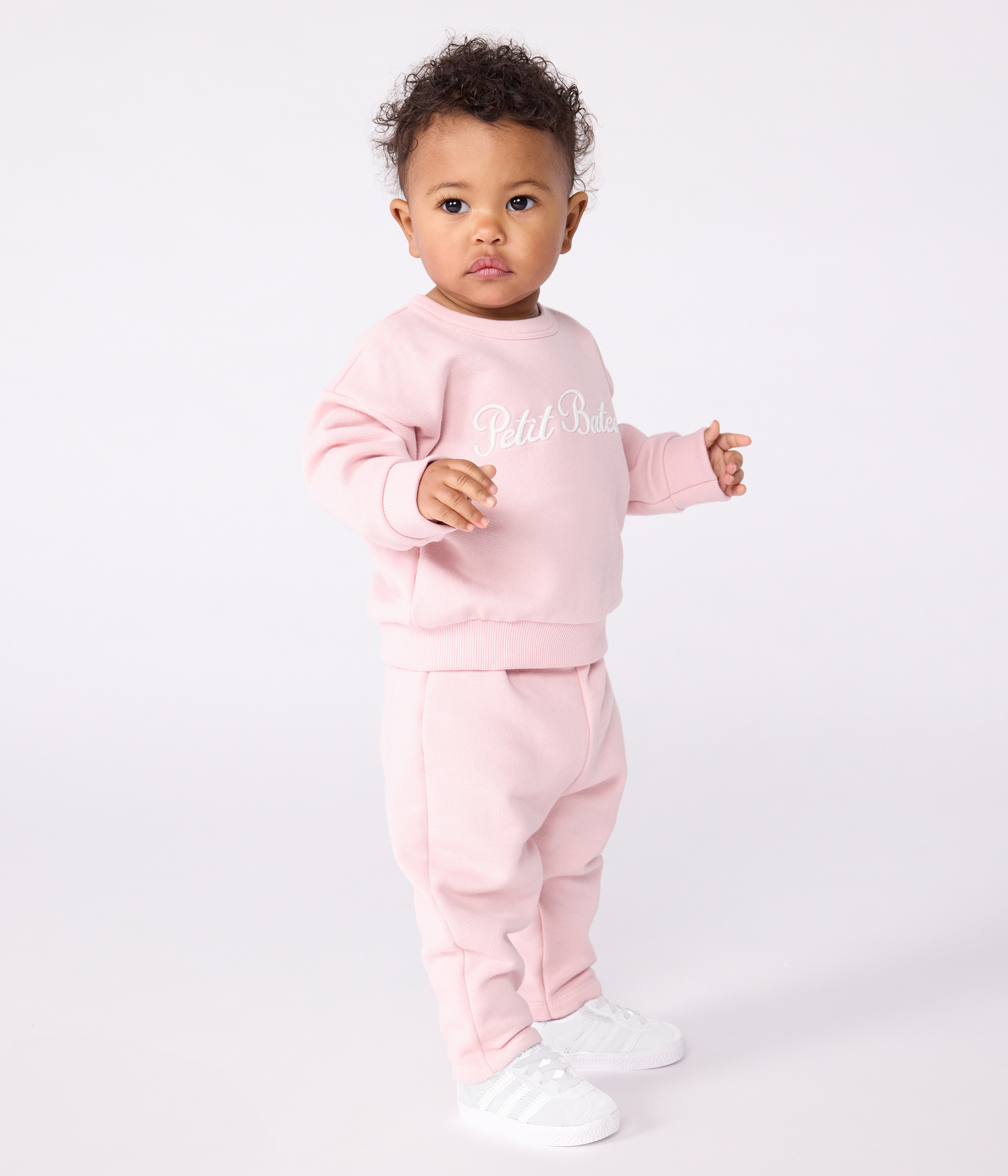 سويت شيرت للأطفال من القطن مزين بعبارة "Petit Bateau" مطرزة