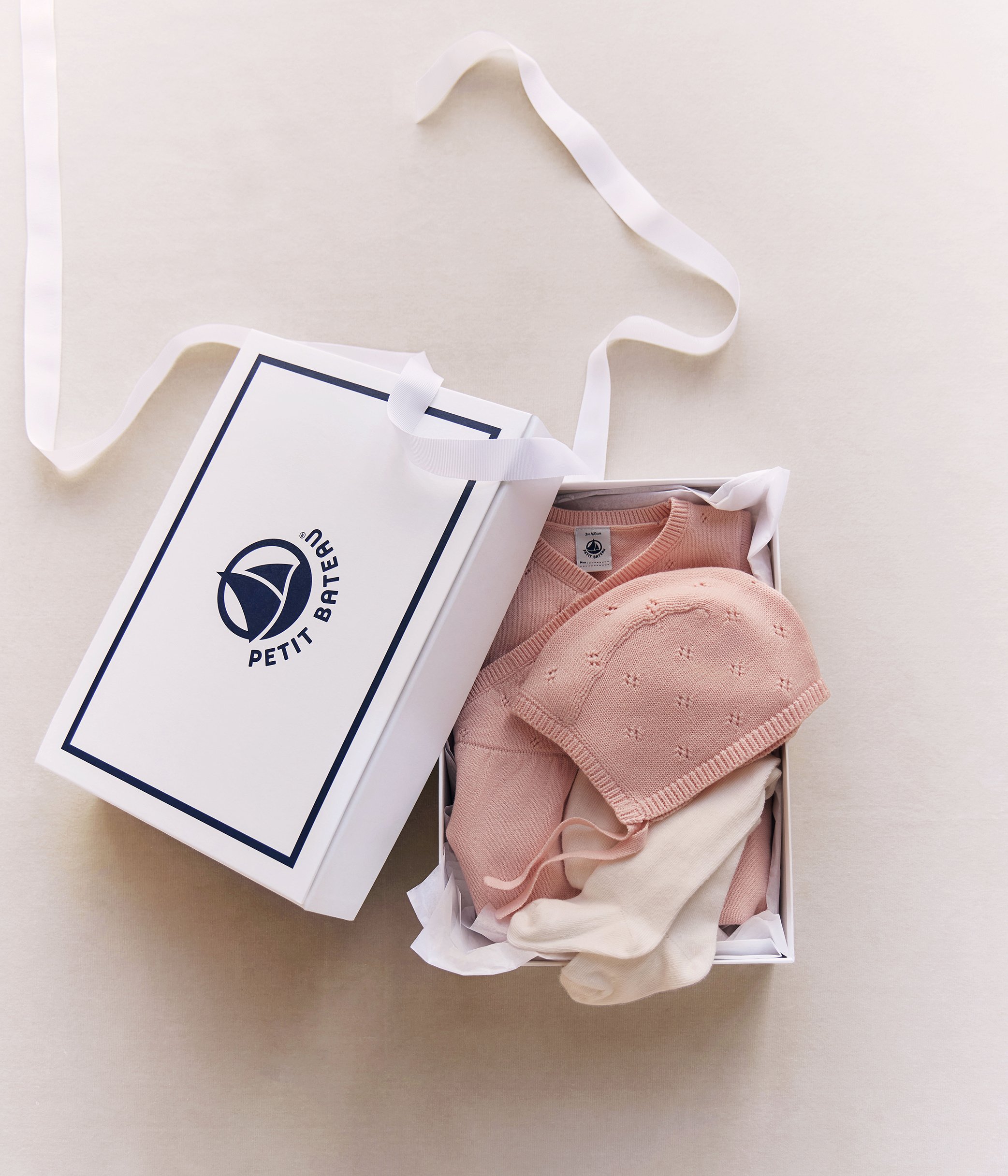 Babies' gift set, with a knitted bonnet, rompers and tights