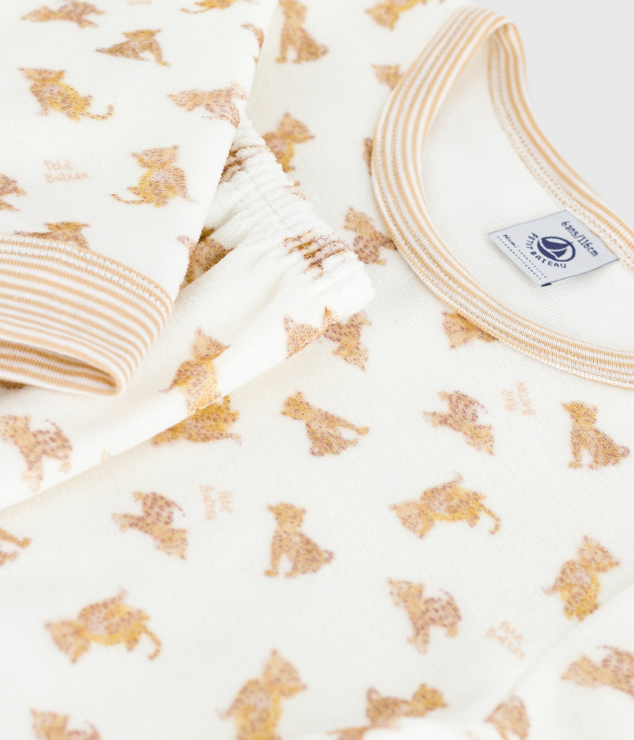 Children's velour pyjamas printed with leopards