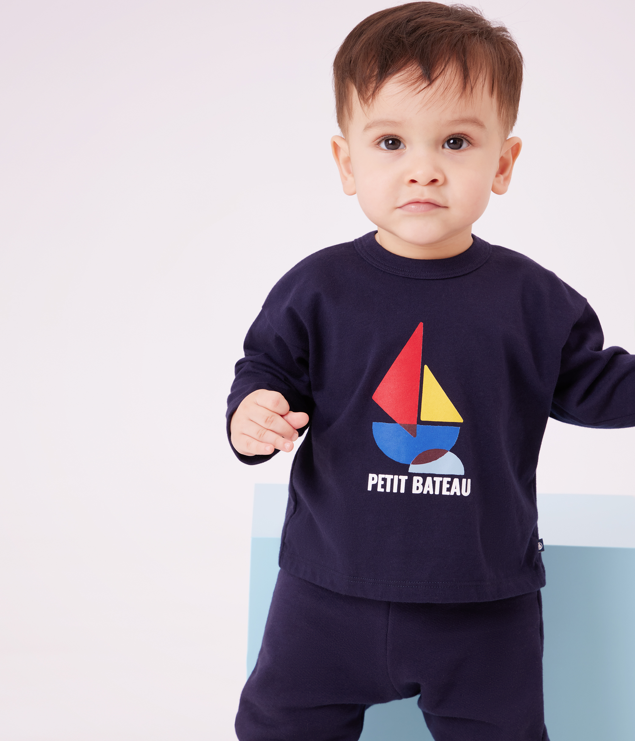 Babies' long-sleeved T-shirt with a cat design