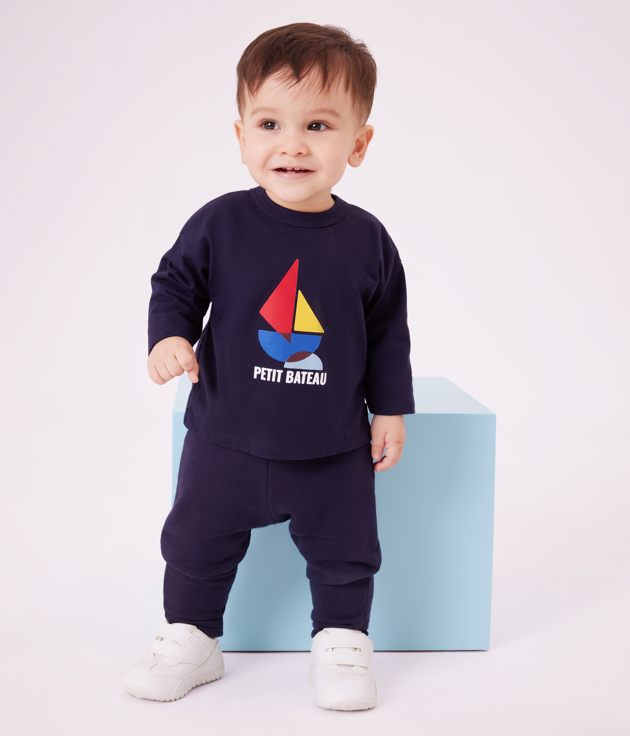 Babies' long-sleeved T-shirt with a cat design