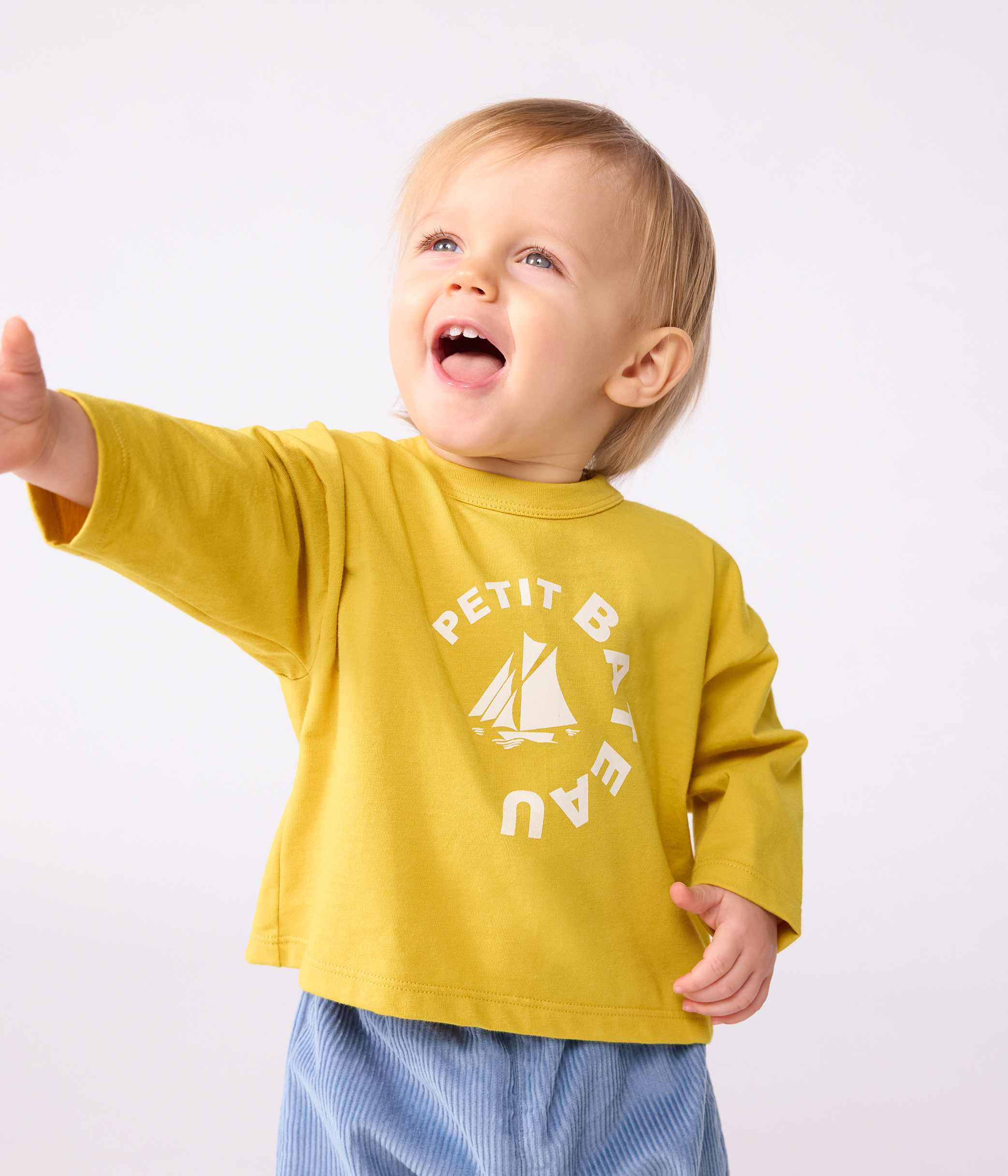 Babies' long-sleeved T-shirt with a cat design