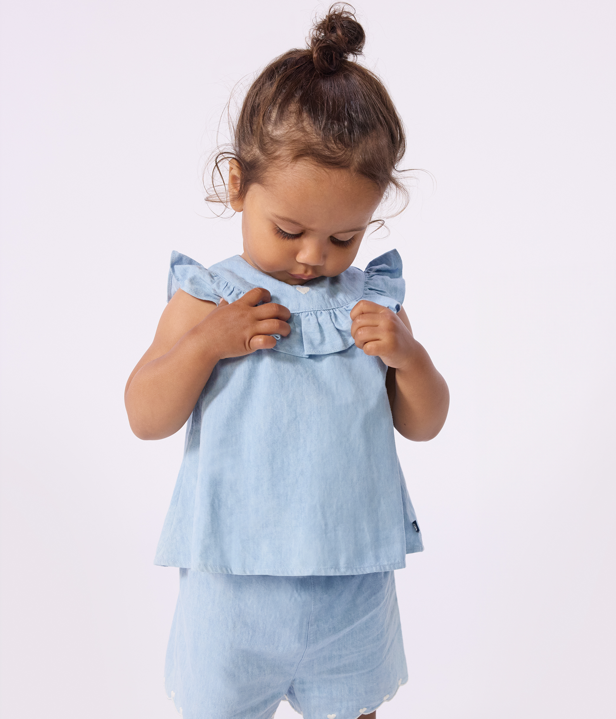 Babies' sleeveless blouse in embroidered cotton chambray